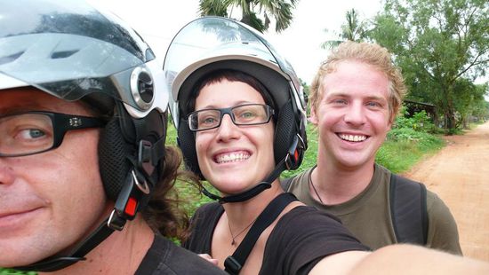 Wir fuhren zu dritt auf einem Motorbike zur Schule. Zu dritt auf einem Motorbike ist uebrigens hier etwas ganz normales, drei ist fast schon wenig!! Man sieht zum Teil bis zu fuenf Personen auf einem Bike. Helm muss nur der Fahrer tragen 