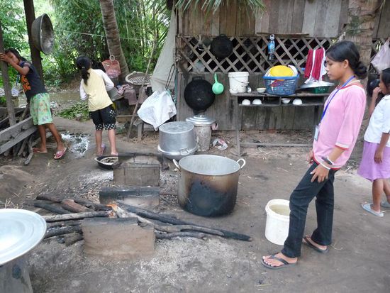 Die "Kueche" Kochen ist hier Maedchensache. Die Jungen muessen aber auf im Garten arbeiten oder auch mal neue Gebaeude bauen