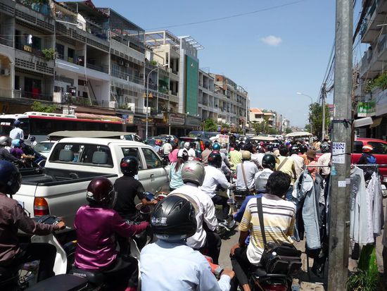 Ja, wir hatten ein wenig Stau!!!
Zum Glueck war ich nicht in einem Tuk Tuk unterwegs, sonst waer ich vermutlich immer noch da 