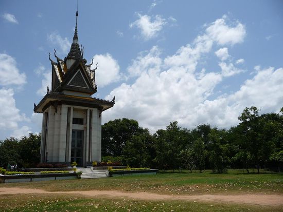 In der Stupa welcheinmitten der Killing Fields steht, werden an die 9000 Schaedel aufbewahrt