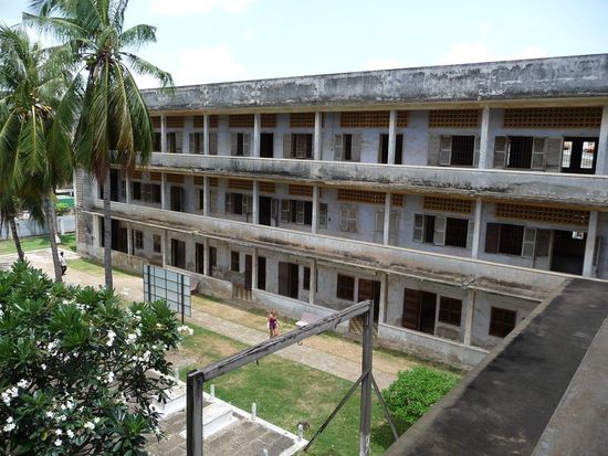 Vor dem Krieg war dies hier eine Schule,was auch immernoch zu sehen ist