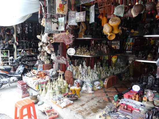 Dies hier ist ein Stand mit Schnitzereien, hauptsaechlich Budda's