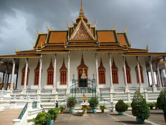 Die Silberpagode.
Der ganze Boden im inneren besteht aus Silber!!! Und es steht lebensgrosser Budda aus massivem Gold drinn!! Er ist mit ueber 2000  zum Teil sehr grossen Diamanten verziert