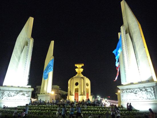 Alles war hell erleuchtet und ueberall ging Feuerwerk hoch 