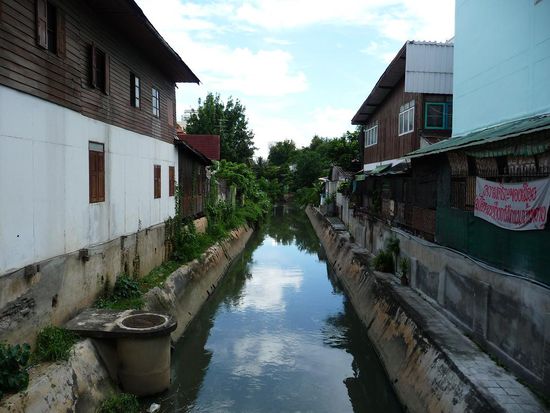 Dies hier ist nicht der Wassergraben, ich denke eher dass dieses Gewaesser mit der Kanalisation zu tun hat. So hat es auf jeden Fall gerochen 