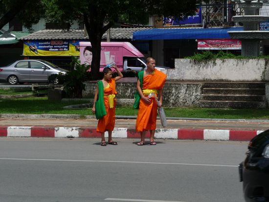 Zu Tempeln gehoehren natuerlich auch Moenche