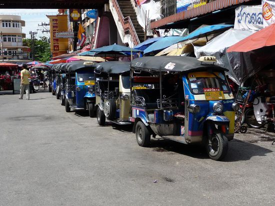 Tuk Tuk's vor dem Nachtbasar
Hier war es noch Hell, aber spaeter am Abend leutete dann das ganze Viertel