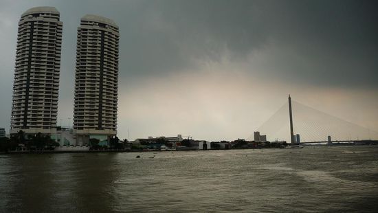 Der Tag meiner Ankunft in Bangkok.
Es war eigentlich die ganze Zeit über bewölkt und hat auch immer wieder geregnet. Was aber sehr angenehm war, so wurde die überheisse Stadt ein wenig abgekühlt