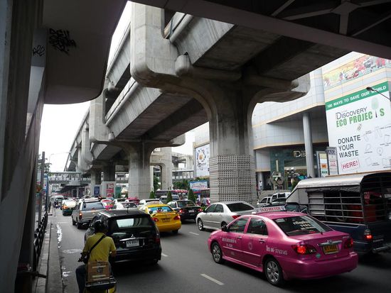 Die Strasse vor den Einkaufzentren war ganz schön hektisch und laut. Oben fuhr auf zwei Etagen der Skytrainund darunter rollte auf sechs Spuren der Verkehr. Dazu wurde alles auch noch mit Ohrenbetäubender Musik beschallt
