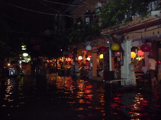 Rambutri Road unter Wasser
Dies ist das Restaurant in meinem Guesthouse
Der ganze untere Stock inkl. Küche war geflutet.