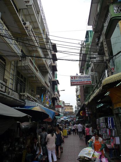 Eine weitere Gasse voller Stände