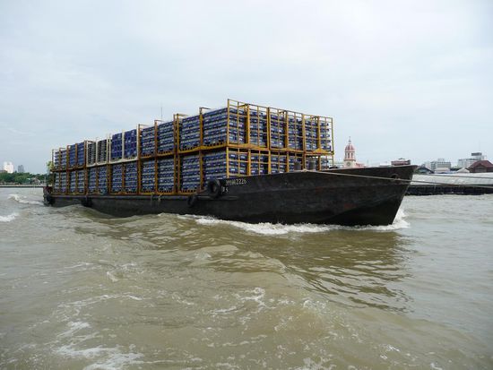 Der Fluss wird auch zum transportieren diverser Güter benutzt