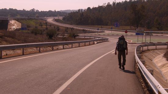 ein kleines Stueckchen entlang der Autobahn...! Da war ein schild, 97Km bis Sevilla!!! Also mitm Auto ne knappe Stunde, zu Fuss 4Tage!!!