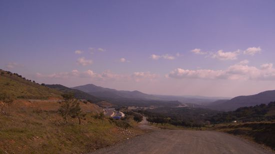 19km sind geschaft!!! Noch 1km bis Monesterio, dies Foto hier is von ganz oben, 750m Hoehe!! ElREAl de la Jara liegt da gaaaanz hinten hinter dem letzten Berg...die Strecke war schoen, aber meine Beine und Fuesse machen mir Sorgen!! Ich konnte Luc ueberreden, heute wirklich mal 1 Tag Pause zu machen!!
