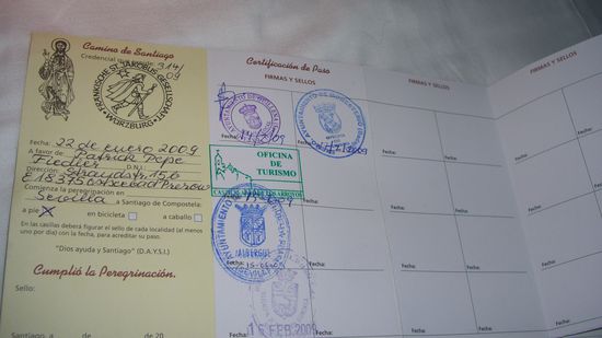 mein Pilgerpass...schon 4 Stempel drin, wenn der voll ist, bin ich es erstens auch und zweitens in Santiago angekommen...