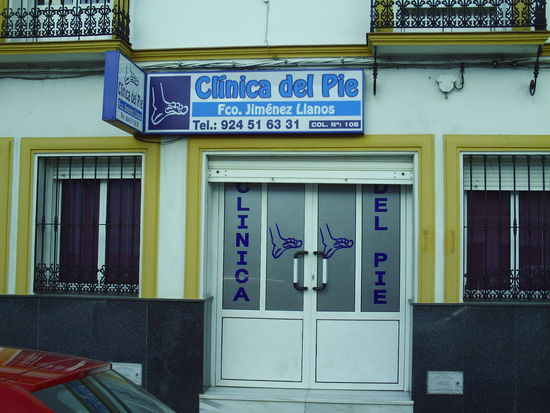 hahaha, dat find ich geil! Der Typ muss Kohle machen, direkt am Ortseingang von Monesterio ne Fussklink aufzumachen, ist mein Bild des Tages...hehehe