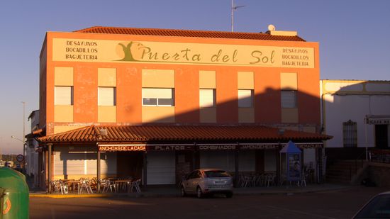 det is mein laden gewesen...so geil... PUERTA DEL SOL... erstens ma mochten die mich da, weil der typ, keine ahnung....abba egal... am naechsten tag, als ich frei hatte, war ich dort fruehstuecken...du gehst dort hin, bekommst n gegrilltes toast oder baguette, und schweineschmalz(Monesterio is die Span. Hauptstadt fuer Schinken und alle anderen Schweine Prod...!)und du bedienst dich, wie ne art buffett, nur geiler, spanischer, schoener, wilder, pepemaessiger, besser....!!