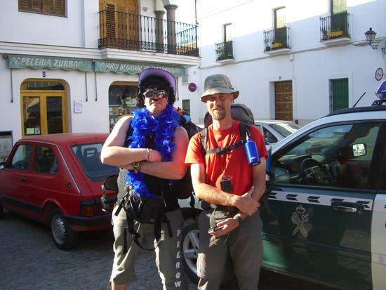 irgendwie ziehts mich immer zur Polizei hin....Pepe und Luc, neben einem Guardia Civil Auto....!!Paula wuerd jetzt anfangen zu weinen...haha, alles gut meine suesse!!!!!