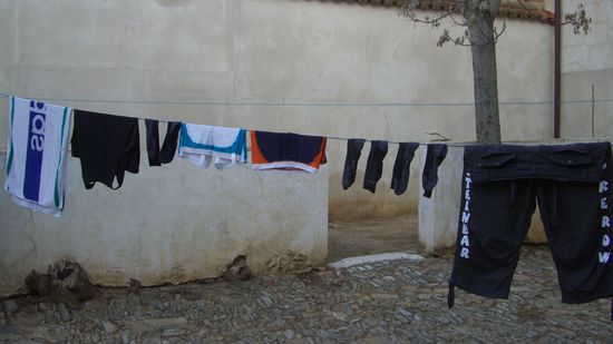 vielleicht haben wir uns ueberschaetzt, gehofft das aus den Differenzen Liebe waechst, doch ich weiss nicht, ob das reicht, wieviel Zeit uns noch bleibt, es kommt wie s kommen muss, doch wenns sein muss, kaempf ich bis zum Schluss....ach wasch einfach meine waesche ....