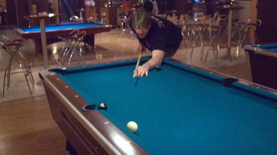 irgendwie is da wo ich stehe gar keine Kugel....naja, steck den kopf nich in den Sand, da hat man einfach keine Wahl, und rennt gegen die Wand, so hat jeder seinen eignen Weg, da kann man nix dran tun, will ich jetzt den frust  ueberwintern...nee, give me endless summer, lord i fear the cold....das bild is eh irgendwie komisch, wo sind denn meine Beine???Schwebe ich??Oder is das pepe, und Patrick hat das Foto gemacht?????