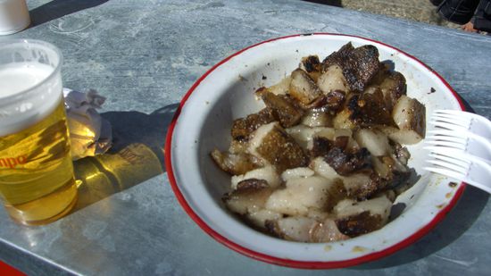 hier wird heut den ganzen Tag gefressen, ueberall wird gegrillt, alles umsonst....