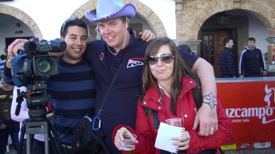 tja und dann die, Mario y Sonia, vom Spanischen TV. Die fanden mich bescheuert genug und haben mich interviewed(Thema Zafra und mein Jakobsweg!!)! Basti gewoehn dich schonmal wieder an die Kameras!!! Laut denen laeuft die Sendung am Mitwoch, auf www.canalextremadura.com kann mans evtl sehen...