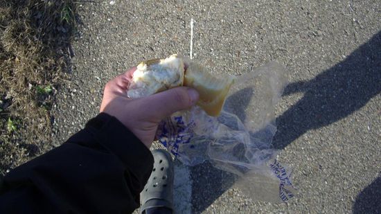 ...und man isst im gehen um Zeit zu sparen...