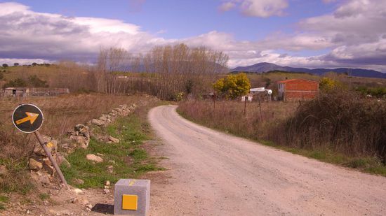 ...hab mir heut den kleinen Ort hier etwas angesehen, und bin schonmal etwas den Weg abgegangen!! Ich gehe naemlich morgen schon im dunklen los, so ca 7uhr, weil morgen wirds ein 12stunden Marsch!!!!!Und die Berge sind auch schon zu erkennen....