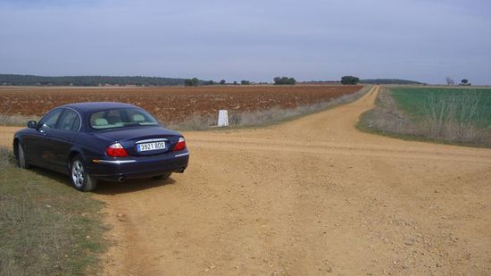 So n scheiss....Sprit alle von meinem Jaguar....muss doch wieder gelaufen werden...haha(mal im Ernst, weit und breit nix, aber mitten in der Pampa steht so n Auto rum....why???)