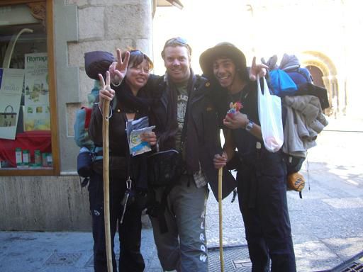 tja da geht man so ueber die Strasse und da rufen die beiden...c'est pepe...c'est pepe...LUC...LOOK WHO I MET!!!!die beiden hatten den Belgier LUC getroffen und wussten gleich, das ich der bin, den Luc beschrieben hatte!!!