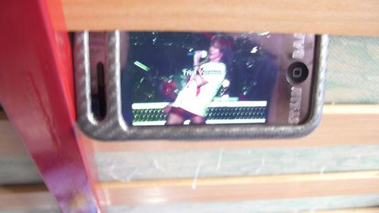 tja, was macht man wenn man im Bett liegt?? Man steckt sein Handy ins Lattenrost des Doppelbettes und guckt sich Musikvideos an....