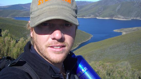 ...also grins ich bloede in die Kamera und lass den See ganz einfach in meine Flasche laufen!!!