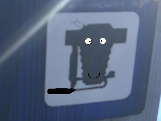 ...fuer mich sieht die kamera eher aus wie ne Kuh mit nem langen ohrring und ner Metallsaege im Maul!!!