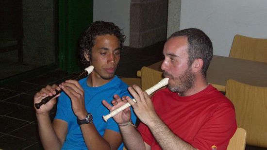 ...und Floete...und dann ab ins Bett!!!
Es wird wirklich anstrengend die letzten Tage. Nun fast 6wochen unterwegs und ueber 90% der Strecke gelaufen...es wird Zeit, das ich ankomme! Ich will nach hause!!!Aber nach Santiago, woch ich am 31Maerz ankomme, haeng ich ja nochmal 140km dran!!! Und geh ans Ende der Welt!!