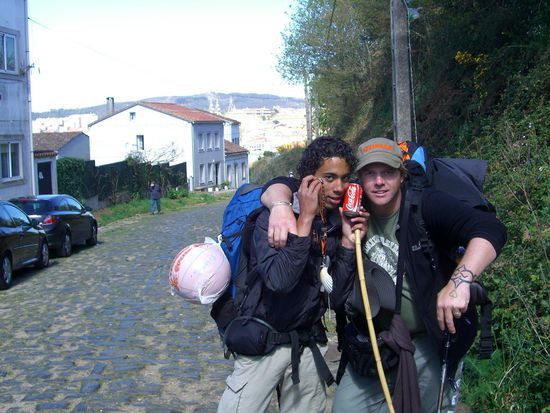 ...und dann steht sie da in naher Ferne, die Cathedrale von Santiago...n bissel schlecht zu sehn, aber da hinten am Berg sieht man die Tuerme!