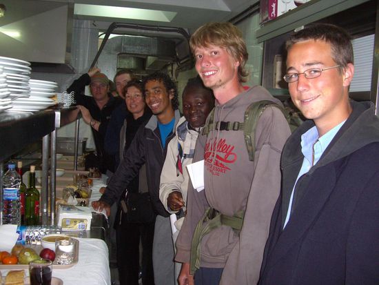 abends beim traditionellen GRATIS Essen im Parador Hotel, die Adresse in der Stadt! Die ersten 10 Pilger des tages bekommen hier in der Staff-Kantine ein freies Essen!!!