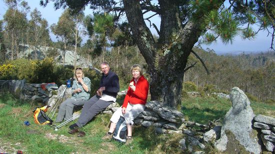 Pause auf ner Mauer...die Dame in rot is Paula