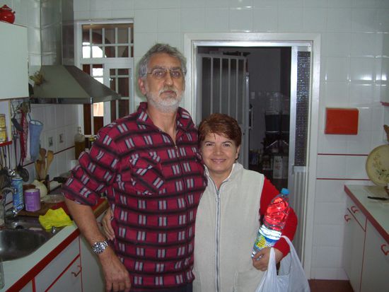 meine ersten Engel!Am naechsten Tag fuhr sie mich nach Guillena zurueck und ich wanderte weiter! Ohne Sonnenbrille, Isomatte und ihre Baguettes, die hatte ich im Haus vergessen!!! Und was macht die suesse Julia??? Faehrt mit ihrem kleinen Toyota mir hinterher auf einem Feldweg und bringt mir die vergessene Tuete!!! Einen OSCAR fuer Julia!!!