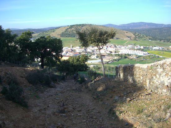 Almaden de la Plata... ne kleine suesse Stadt, nee , Dorf, mit 1600 Einwohnern und ein Kiosk genau am Dorfeingang(!!!)...Ihr koennts euch denken...nach 30km wars mehr als faellig!!!
