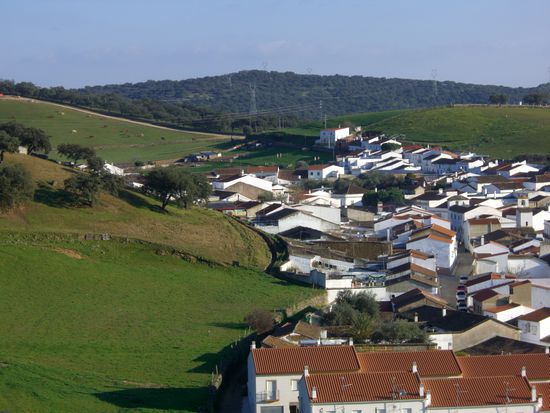 El Real de la Jara...echt n suesses Dorf, ganz oben das letzte Haus unterhalb der Stromleitungen im bild war unsere Herberge, mit Kamin und Schimmel inna Dusche, abba egal!! Heut wanderten wir ja "nur" 15km, also war Zeit das dorf zu erkunden und uns ne Burg anzugucken...