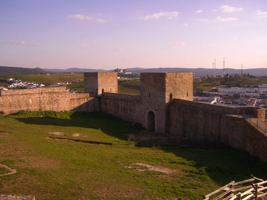 schoene Burg, ganz oben am Berg, mit Blick auf unser Dorf...