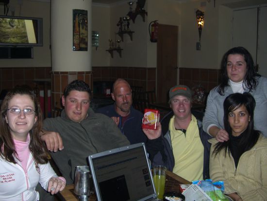 Das ist Luc, nach ein paar Bierchen und Tapas...nicht zu uebersehen die Dame, die einer anderen Dame recht aehnlich ist...ihr wisst, wen ich meine!!! Naja, nach diesem Foto haben wir uns auf zur Herberge gemacht, und ich hab aufm Weg noch Kartons und Holz gesammelt um den Kamin einzuheizen...