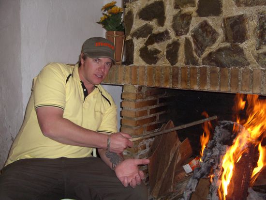 tja, ein tolles Feuer. Nur Luc gehts gar nicht gut!! Ich mach hier tolle Fotos mit self-timer, und der arme Kerl kotzt sich draussen in sein 44. Lebensjahr...