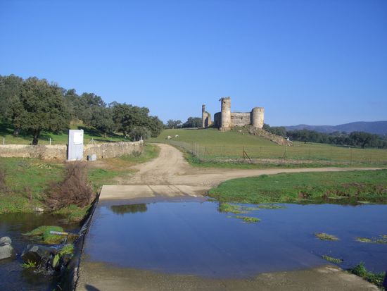 am naechsten Morgen um 10uhr! Luc ohne Mageninhalt und ich machen sich auf den Weg nach Monesterio, 20km, entlang der Burg, die ich am Abend davor in der Ferne schonmal fotografiert habe...Foto oben!! Und wieder einer dieser Baeche, die es gilt mit Crocs zu ueberqueren...