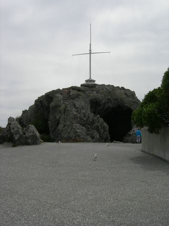 Cave Rock in Sumner. Stein mit vielen Loechern drin.
