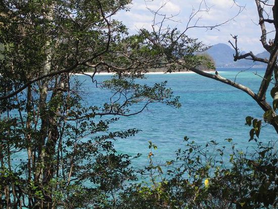 Der Blick von einer Insel zur naechsten
