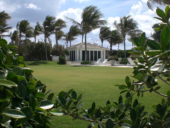 Ein Vorgarten einer Villa dierekt am Strand.