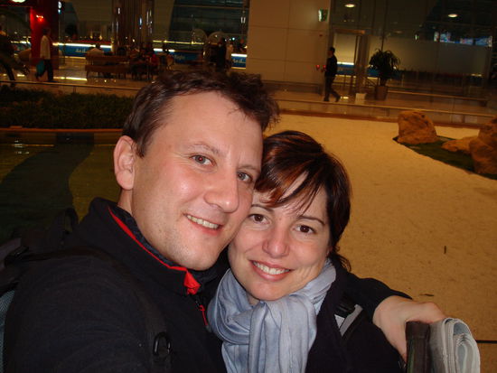 Die beiden Autoren im Selbstportrait am Flughafen Dubai