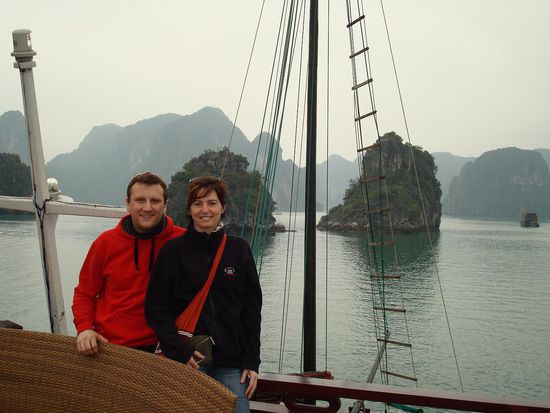 Im Hintergrund (ihr ahnt es ) Die Halong Bay!