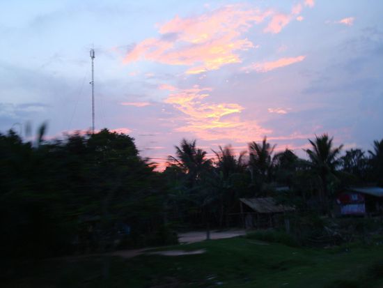Der erste Tag in Kambodscha neigt sich dem Ende zu. Auch der malerische Sundowner wird bei der Busfahrt geboten.